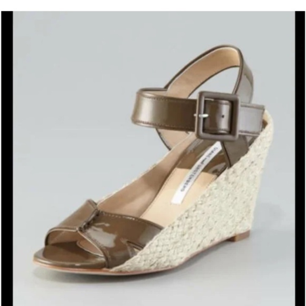 EUC Diane von Furstenberg Espadrille Wedge Sandals Taupe Patent Leather Size 5